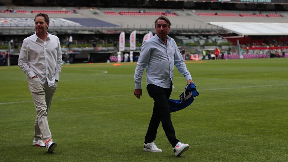 Emilio Azcárraga ya con la playera de Pablo Aguilar en las manos