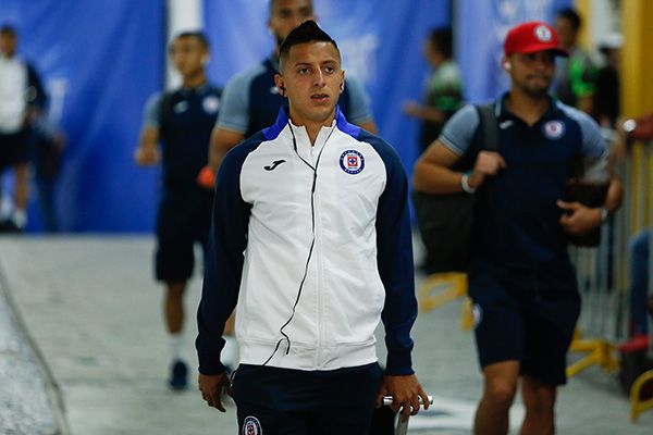 Roberto Alvarado a su llegada al Estadio Azteca