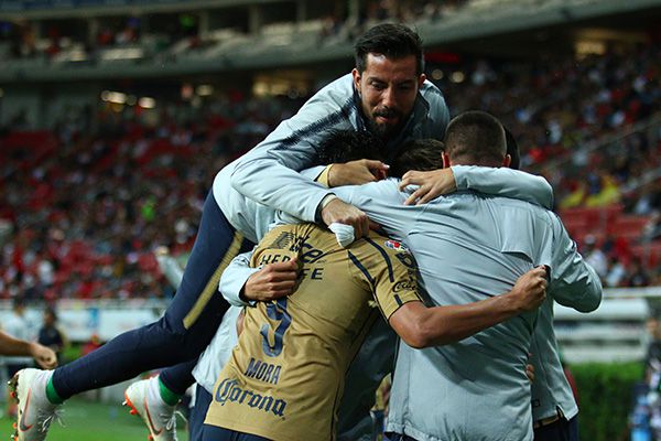 Jugadores de Pumas festejan uno de los goles de la victoria 