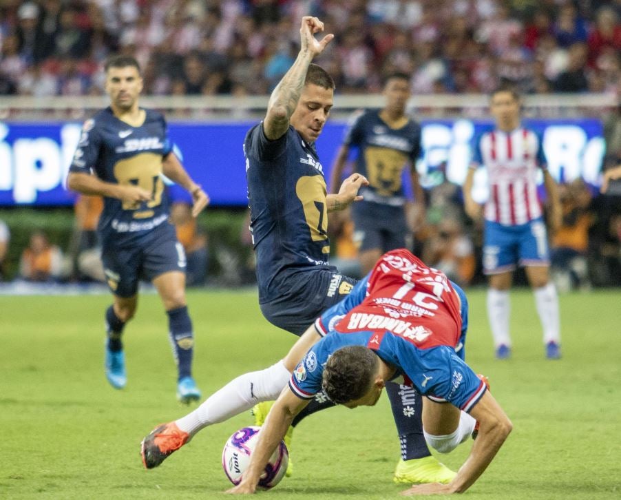 Jugadores de Chivas y Pumas se miden en el Estadio Akron