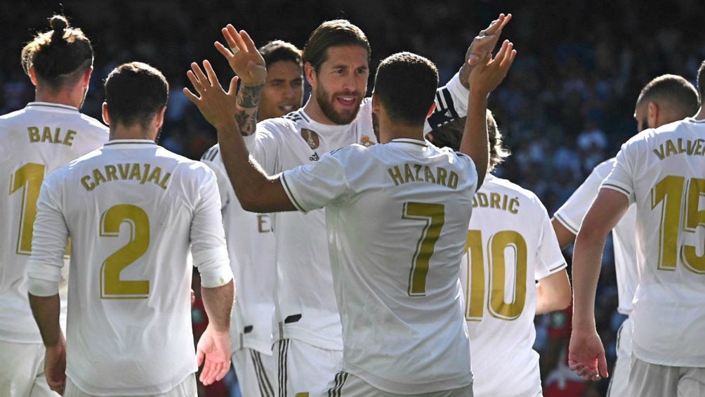 Hazard celebrando con sus compañeros 