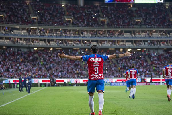 Alan Pulido festeja su gol contra Pumas en el Akron