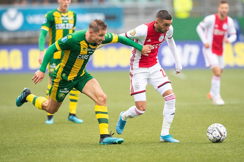 Hakim Ziyech controla el balón en el partido contra Ado Den Haag