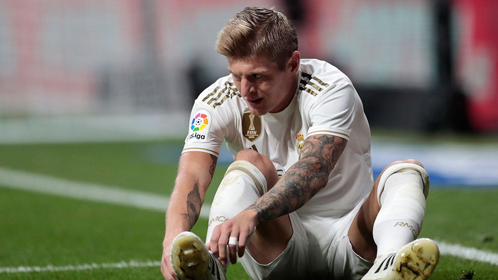 Toni Kroos se acomoda su zapato en un duelo del Real Madrid