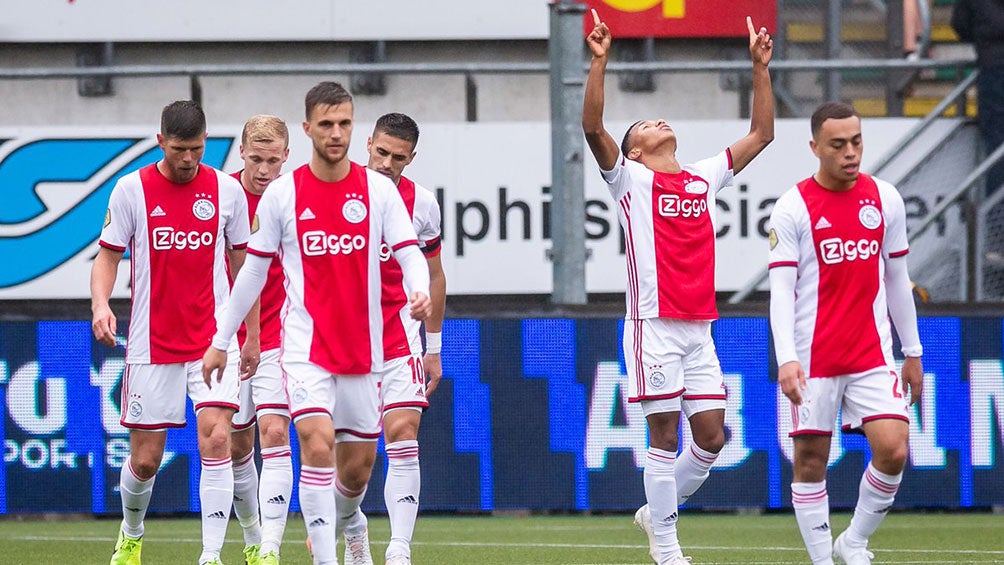 David Neres celebra su gol con el Ajax