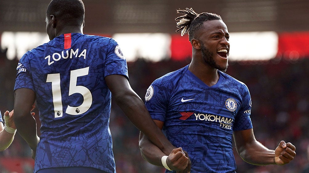 Michy Batshuayi celebra uno de sus goles contra Southampton