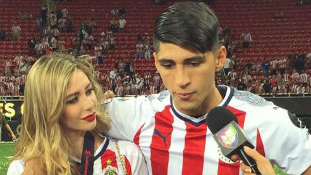 Alan Pulido e Ileana Salas después de ganar la Liga de Campeones de Concacaf