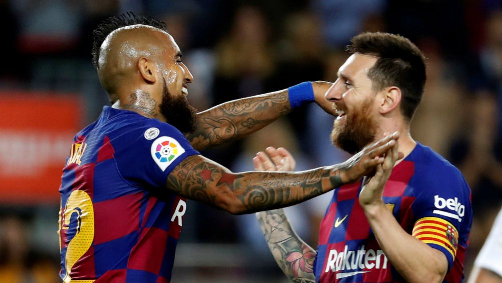 Vidal festeja su gol ante el Sevilla con Messi