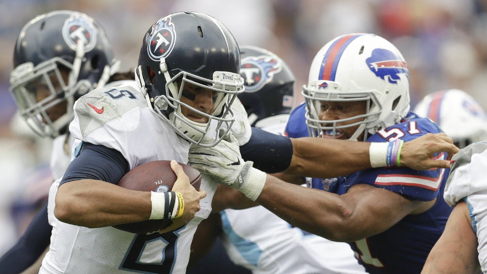 Marcus Mariota trata de evitar un tackle durante el partido ante Titans