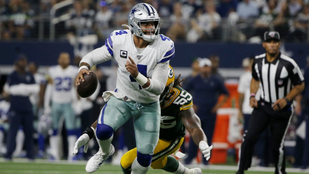 Dak Prescott busca receptor durante el juego contra Green Bay