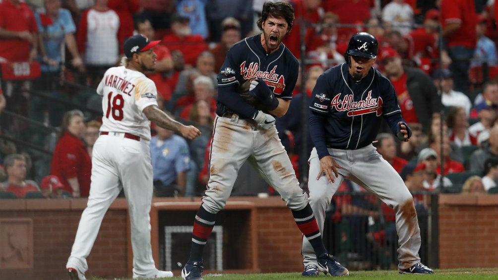 Dansby Swanson y Rafael Ortega celebran la victoria