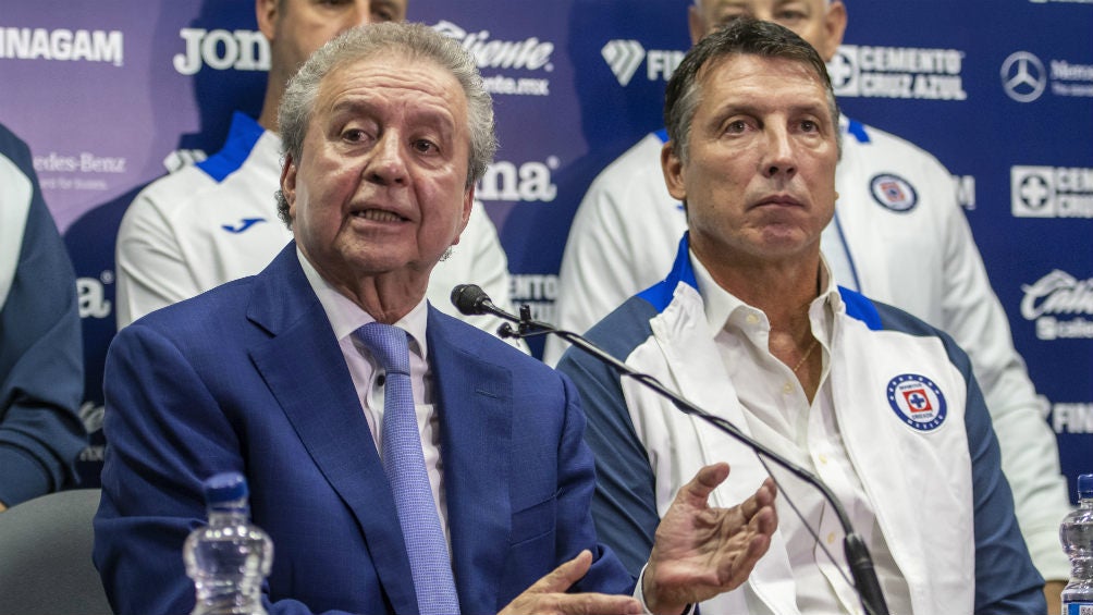 Víctor Garcés durante la presentación de Robert Siboldi