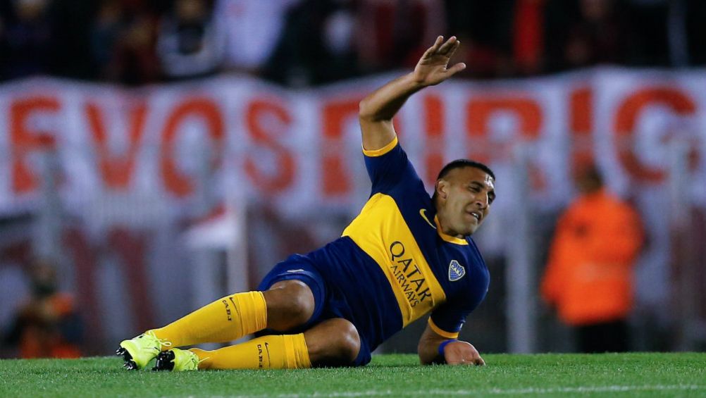 Wanchope Ábila en el césped en el River vs Boca