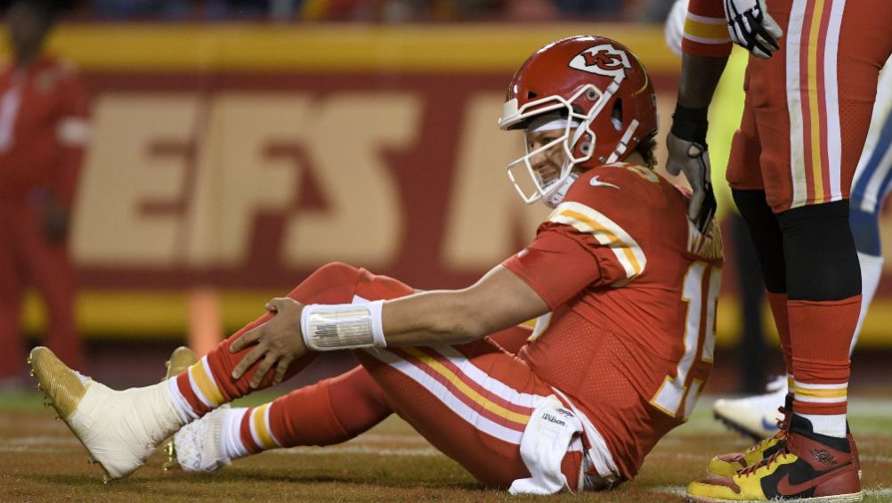 Patrick Mahomes, quarterback de Kansas City Chiefs, lamentándose