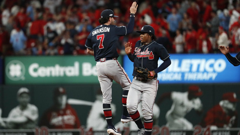 Dansby Swanson y Ronald Acuña Jr. festejan la victoria sobre Cardinals