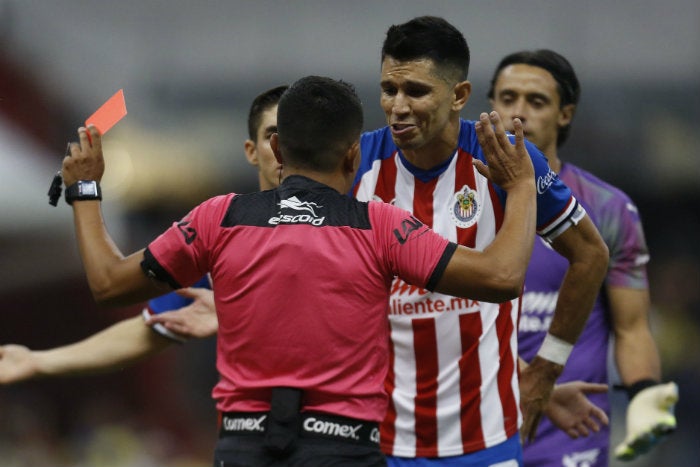 Jugador de Chivas es expulsado