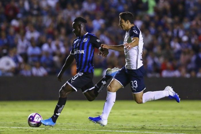 Ake Loba y John Medina, durante el partido