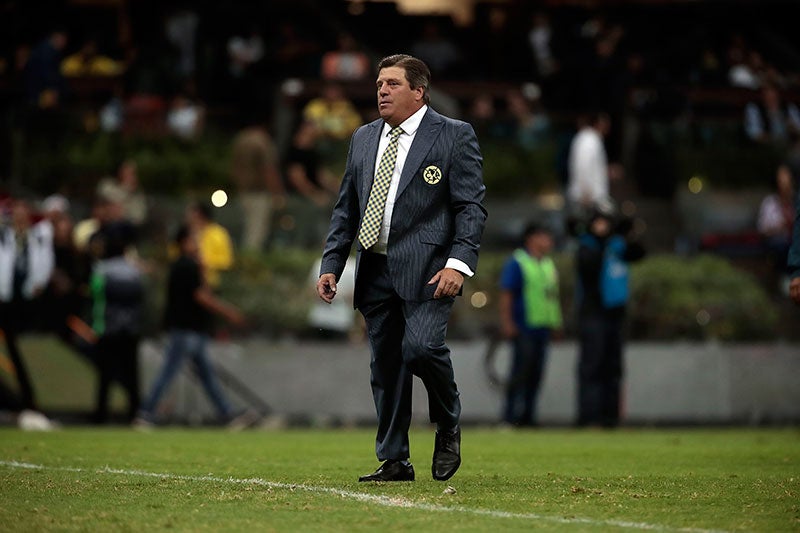 Miguel Herrera observa un partido del América