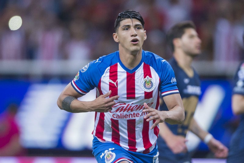 Alan Pulido, en festejo tras marcarle a Pumas