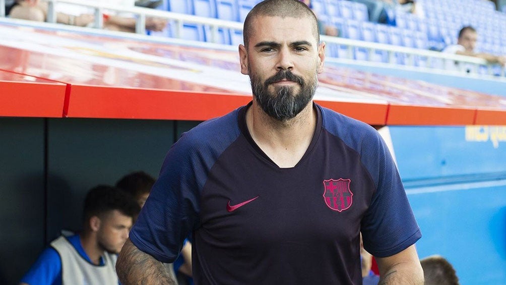 Víctor Valdés, en el banquillo del Barcelona