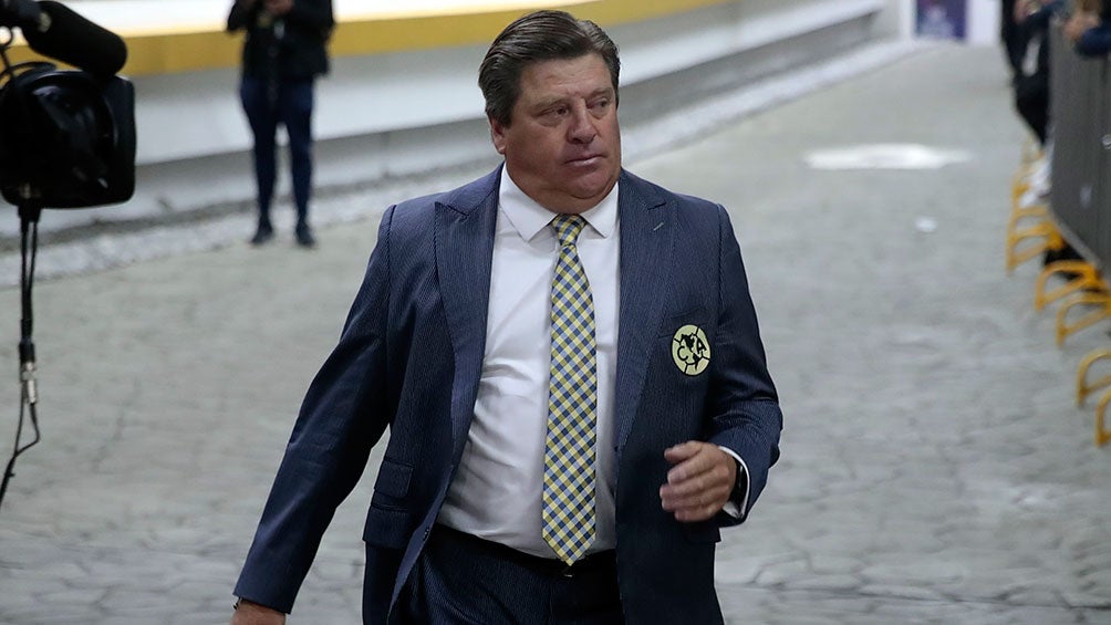 Miguel Herrera, en los pasillos del Estadio Azteca