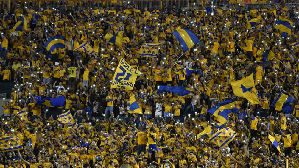 Afición de Tigres apoya a su equipo en el Volcán