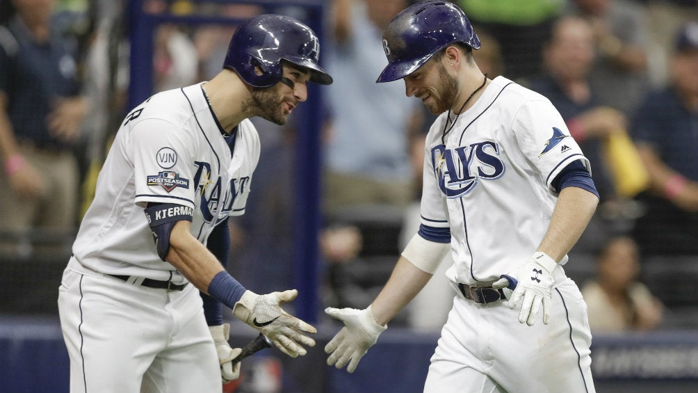 Brandon Lowe y Kevin Kirmaier celebran una anotación