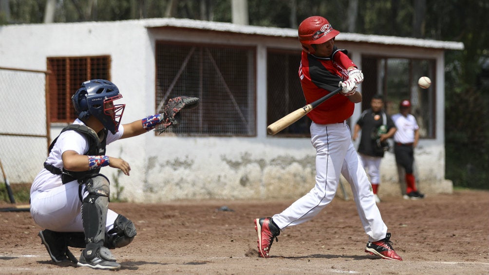 Sebastián León trata de conectar la pelota durante un encuentro