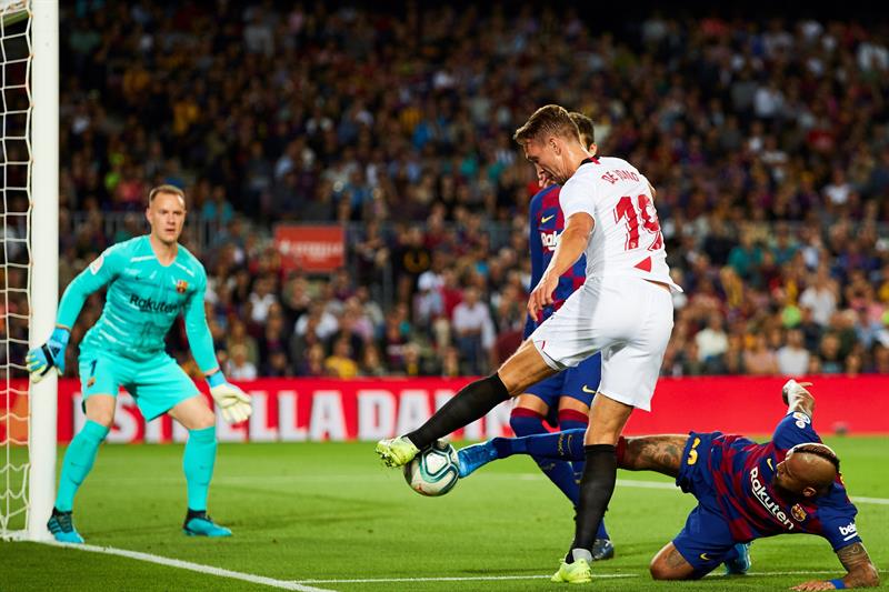 De jong dispara a gol en el juego frente a Barcelona