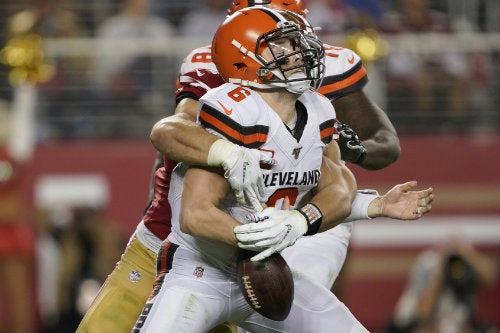 Baker Mayfield siendo capturado por San Francisco