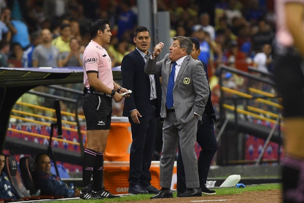 Miguel Herrera le reclama al cuarto árbitro durante el partido