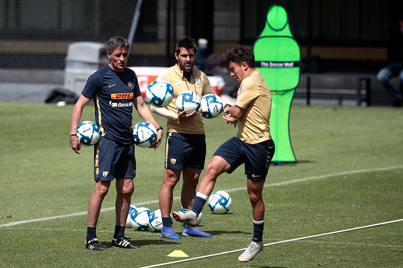 Míchel González, en un entrenamiento de Pumas