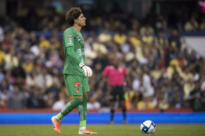 Ochoa se prepara para despejar el esférico