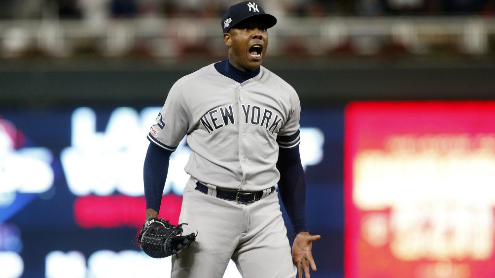 Aroldis Chapman festeja el triunfo de los Yankees