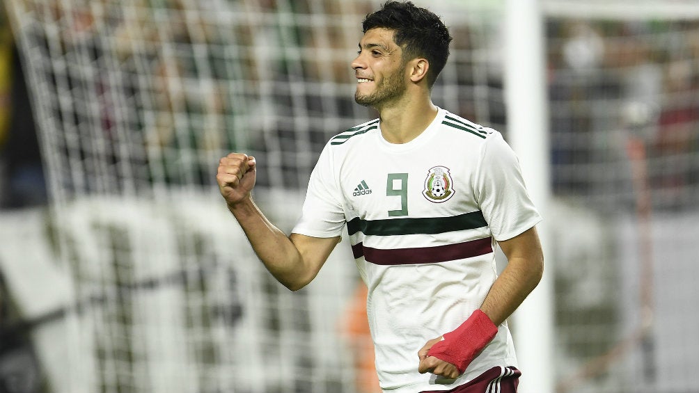 Raúl Jiménez festeja un gol con el Tri