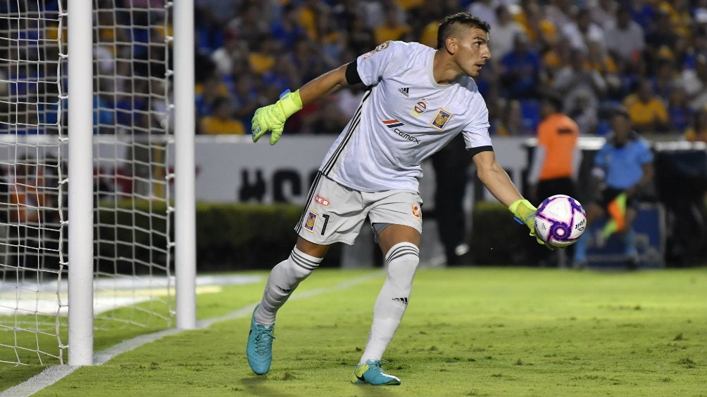 Nahuel Guzmán se prepara para despejar durante un partido con Tigres