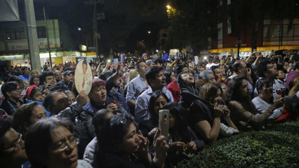 Fans de José José lo despiden cantando sus canciones en la CDMX