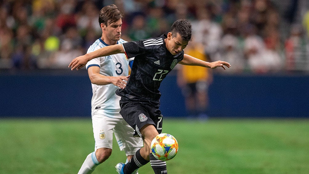 Chukcy Lozano control balón en juego contra Argentina 