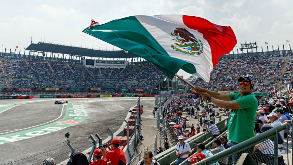 Aficionado con la bandera de México en el AHR