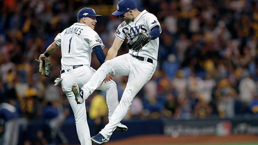 Jugadores de los Rays celebran contra Houston