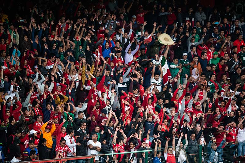 Aficionados de México gritan durante un partido