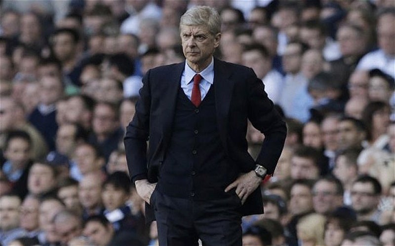 Wenger observa un duelo del Arsenal en la Premier 