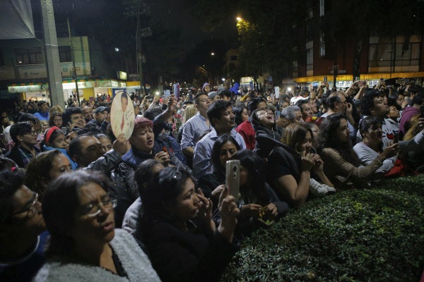 Fans de José José lo despiden cantando sus canciones en la CDMX