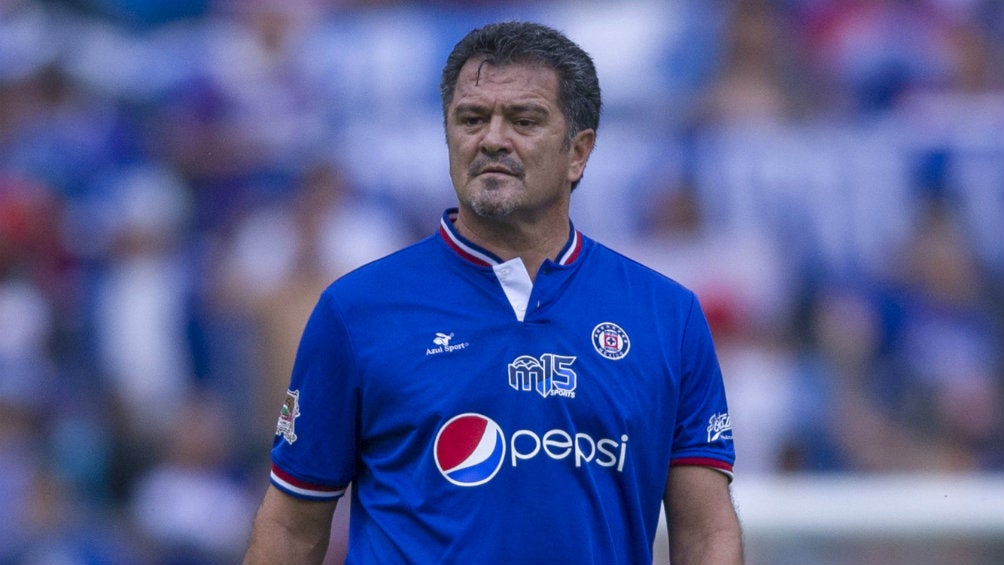 Carlos Hermosillo durante un partido de leyendas