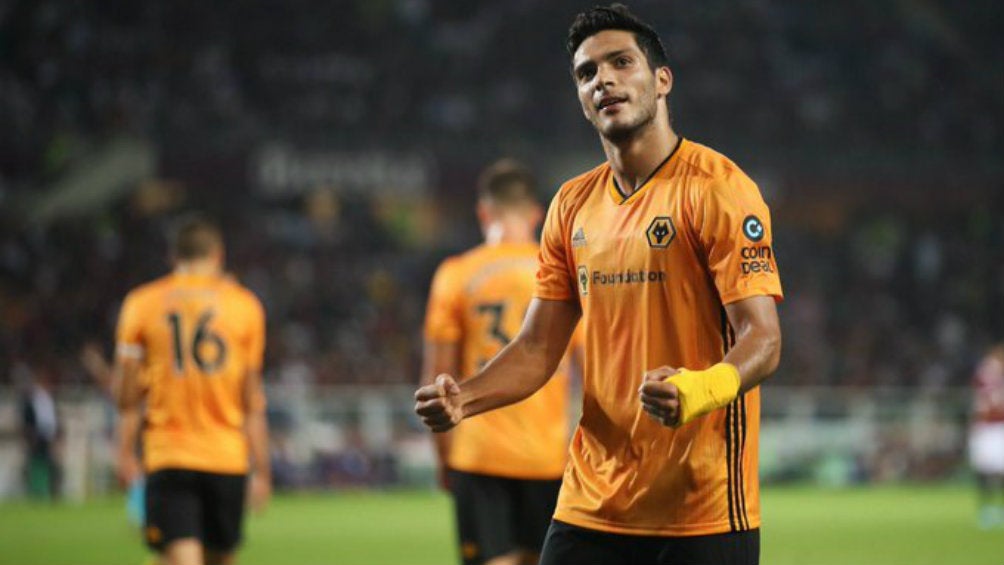 Raúl Jiménez festeja un gol con los Wolves