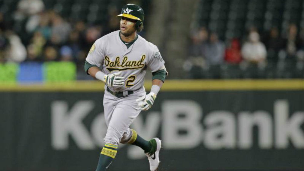 Khris Davis recorriendo las bases