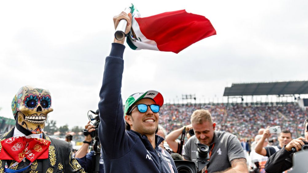 Checo Pérez con una bandera de México en el AHR