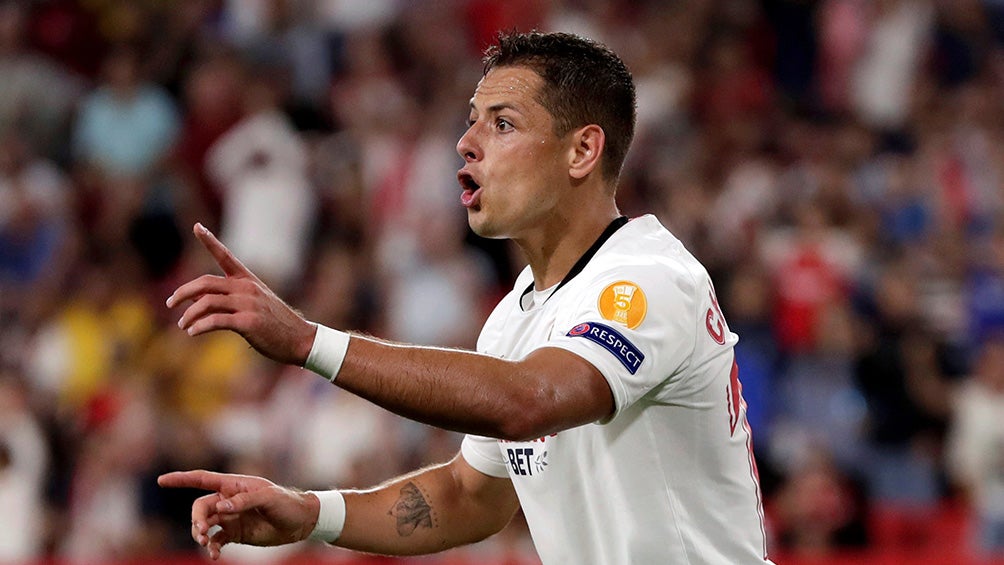 Chicharito Hernández se queja en partido del Sevilla 