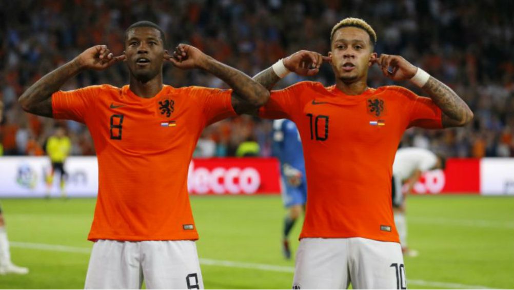 Wijnaldum y Depay celebrando una anotación con Holanda