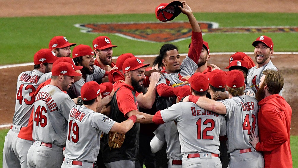 Jugadores de Cardinals festejan el pase al final del juego